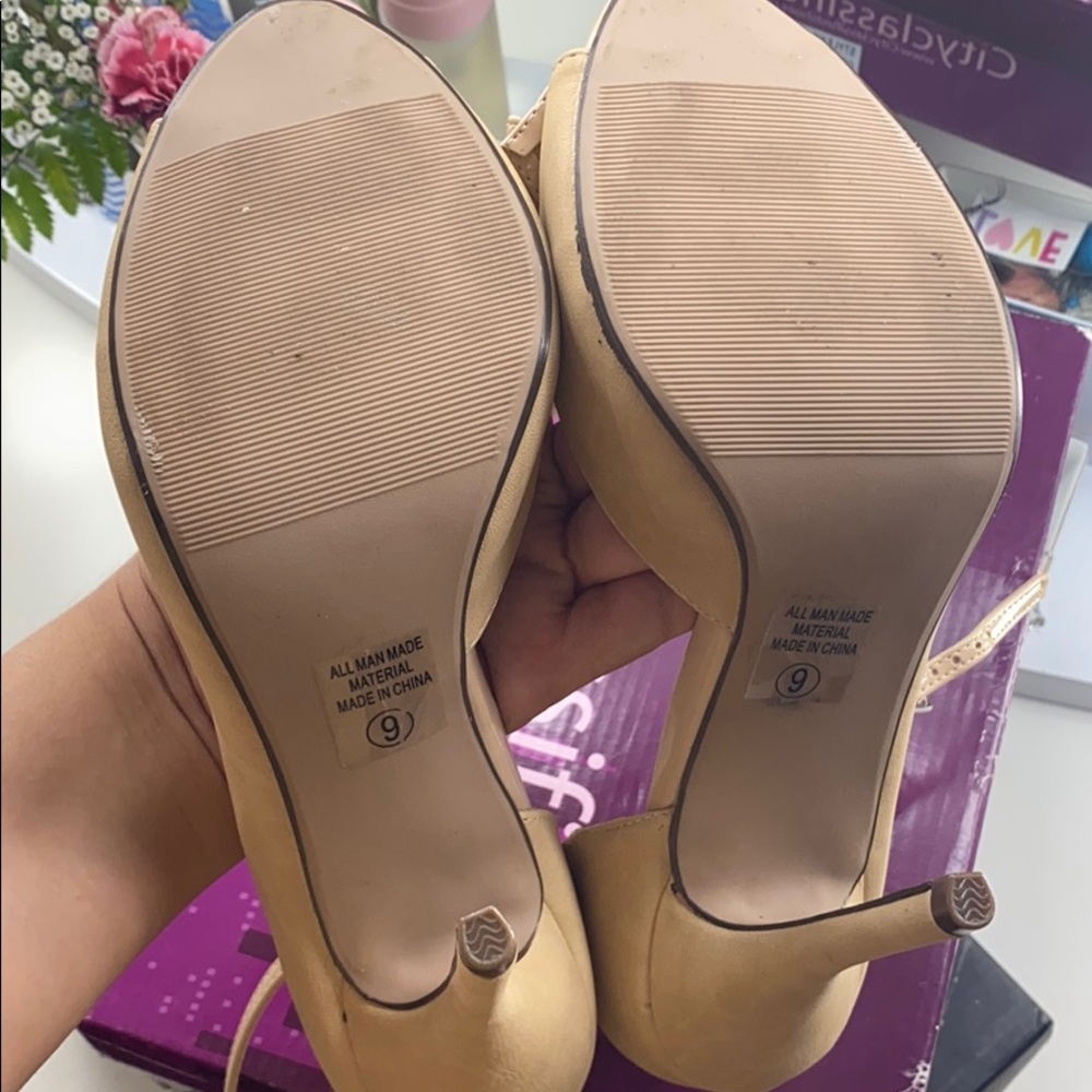 Tan heels - Picture 2 of 4